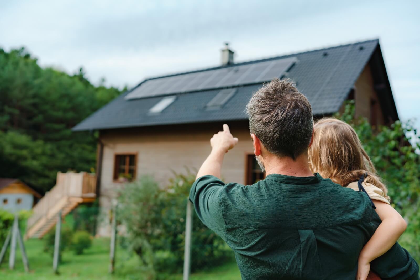 Prüfung einer Photovoltaik-Anlage beim PV Health Check