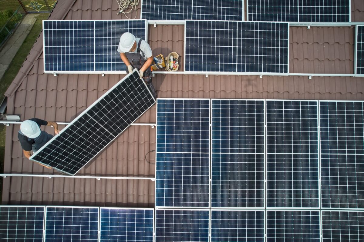 Monteur von Energiewender bei der PV-Montage in Kärnten